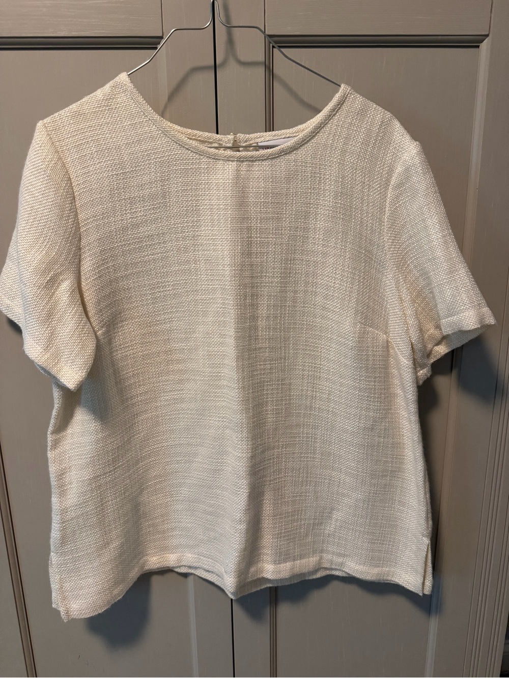 Cream Liz Claiborne Short-Sleeve Textured Crewneck Top. Size medium